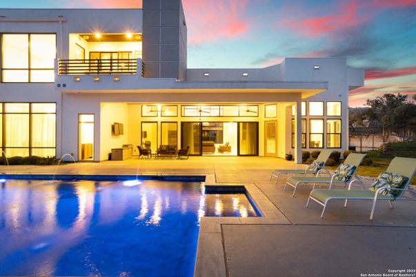 Exterior, Facade, Pool, Modern