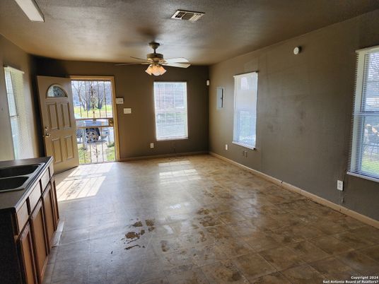 Empty room, Interior