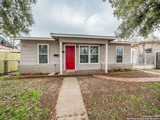 Exterior, Facade, Ranch