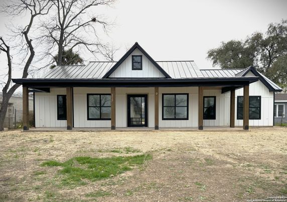 Exterior, Facade, Farmhouse