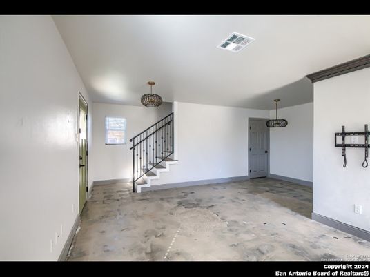 Empty room, Interior