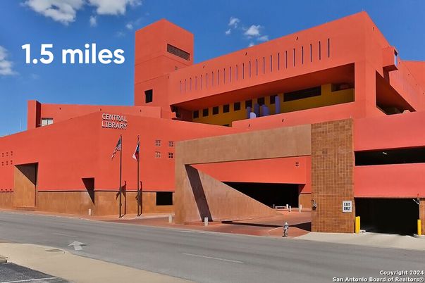 Exterior, Facade, Modern