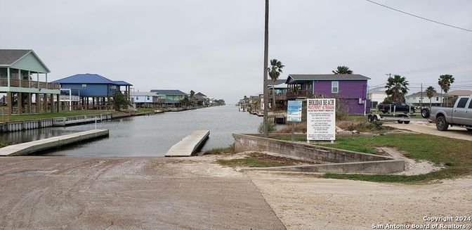 Exterior, Lake