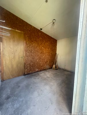 Empty room, Interior