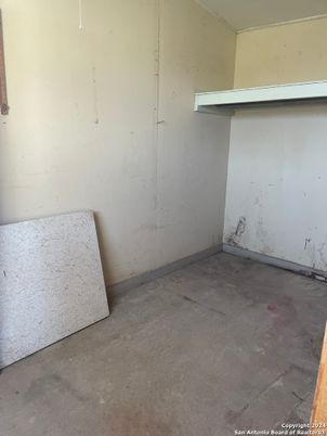 Empty room, Interior