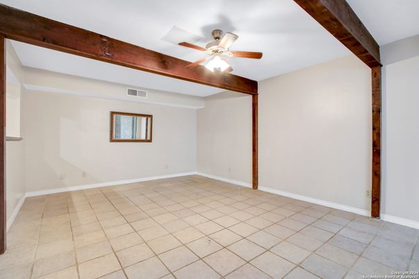 Empty room, Interior, Wooden Beams