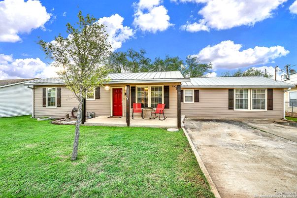 Backyard, Exterior, Facade, Ranch