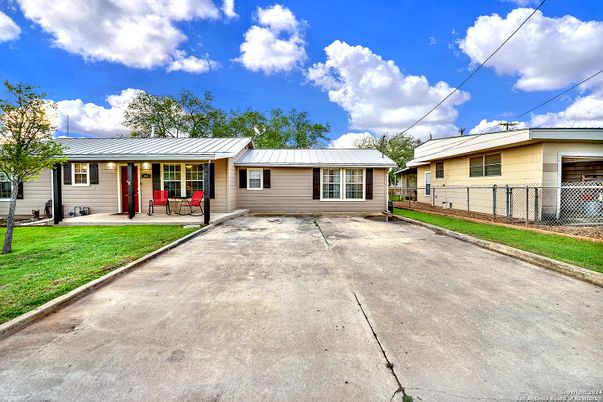 Exterior, Facade, Ranch