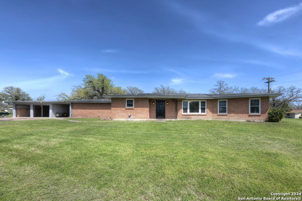Backyard, Exterior, Facade, Brick Facade, Ranch