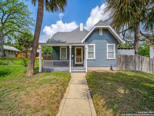 Backyard, Exterior, Facade, Ranch