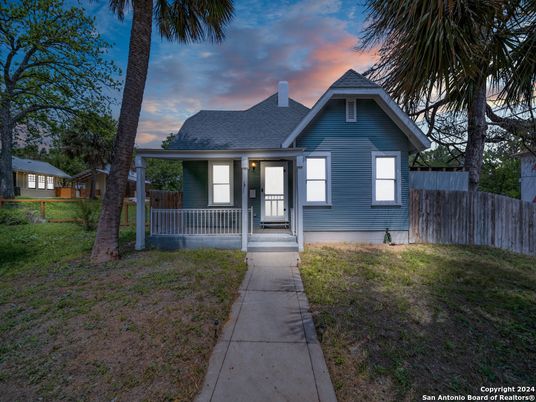 Backyard, Exterior, Facade, Ranch