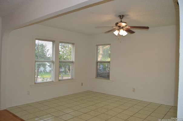Empty room, Interior