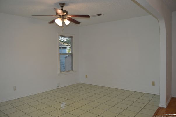 Empty room, Interior