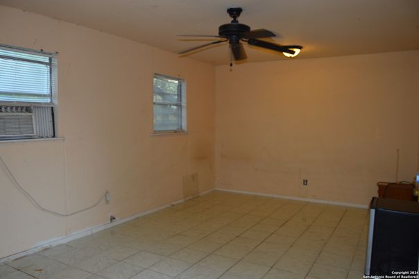 Empty room, Interior