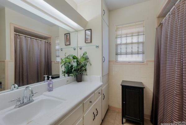 Bathroom, Interior, Tile Countertops