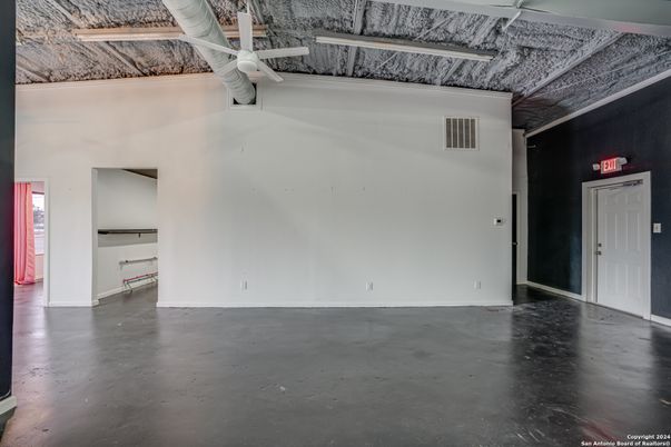 Empty room, Interior