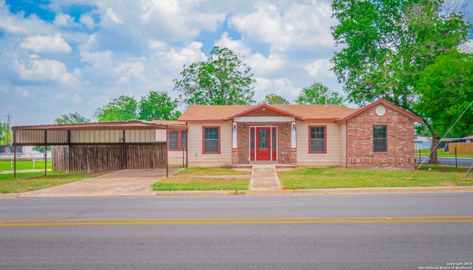 Exterior, Facade, Ranch