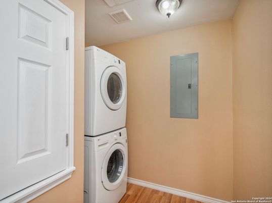 Interior, Utility Closets, Washer, Wood Texture Flooring