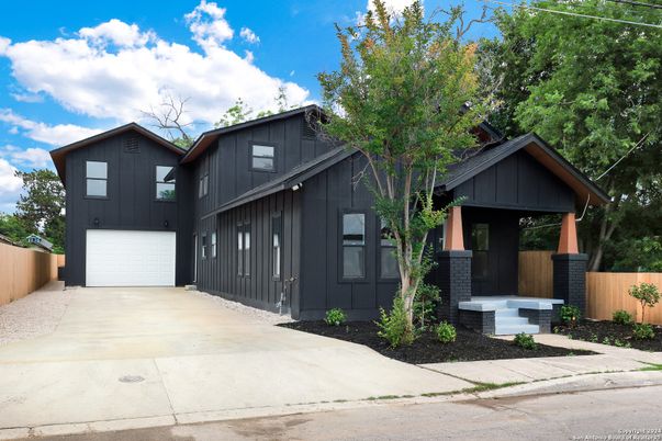 Attached, Exterior, Facade, Farmhouse