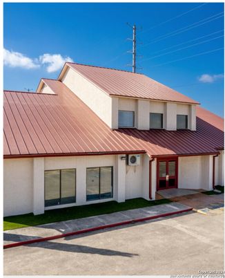 Exterior, Facade, Ranch