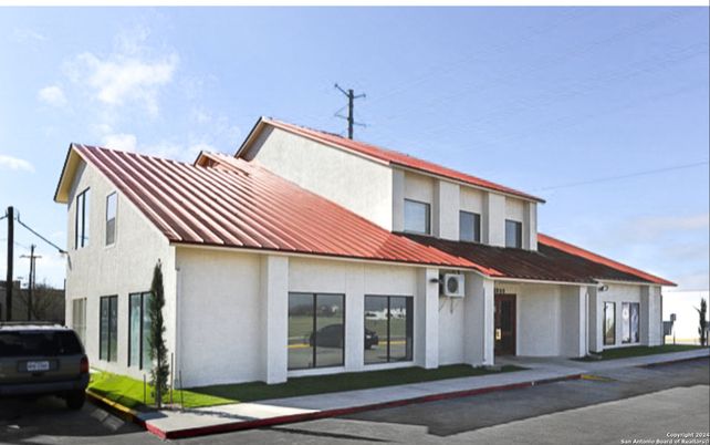 Exterior, Facade, Farmhouse