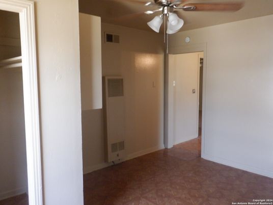 Empty room, Interior