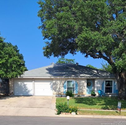 Attached, Exterior, Facade, Ranch