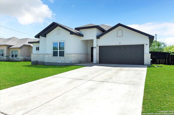 Attached, Exterior, Facade, Farmhouse