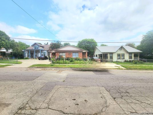Backyard, Exterior, Facade, Brick Facade, Ranch