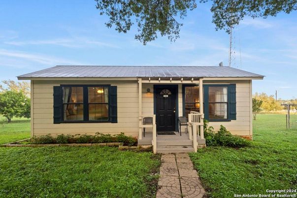 Backyard, Exterior, Facade, Ranch