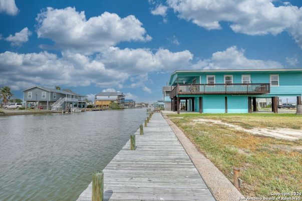Exterior, Lake