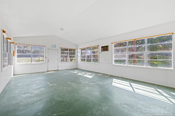 Empty room, Interior