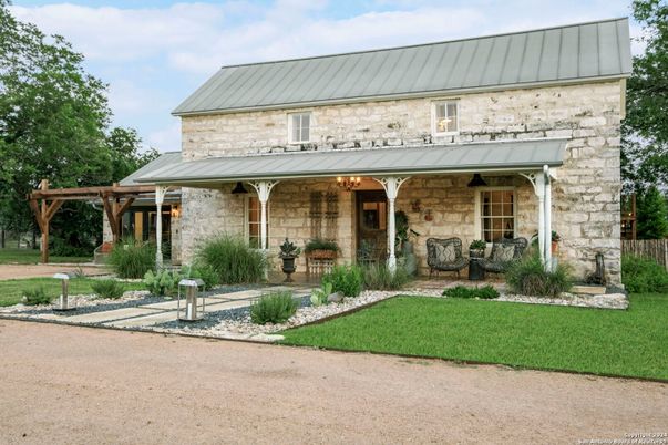 Exterior, Facade, Farmhouse