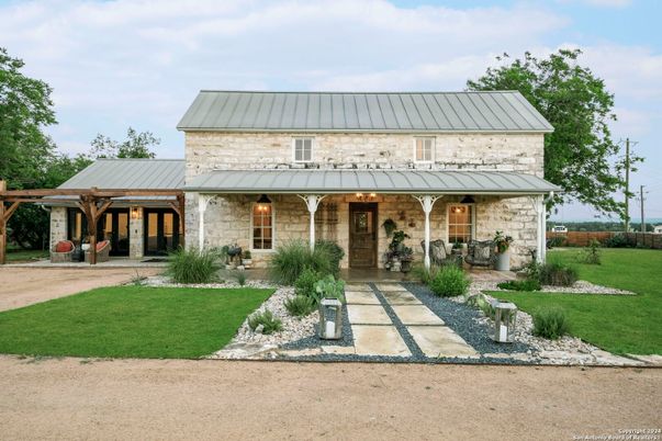 Exterior, Facade, Farmhouse