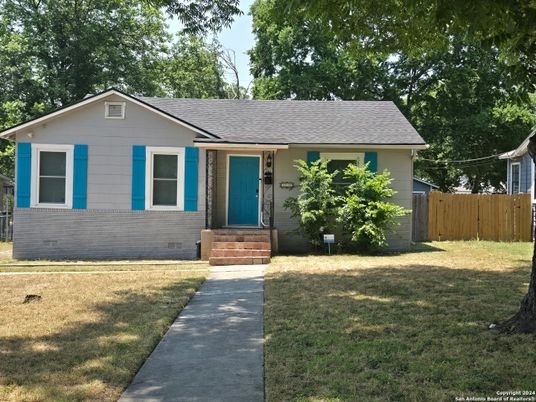 Exterior, Facade, Ranch