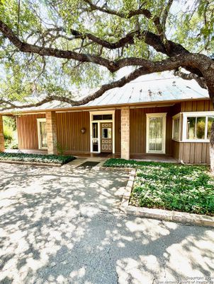 Exterior, Facade, Brick Facade, Ranch