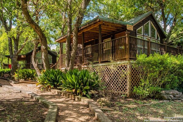 Exterior, Facade, Log Home