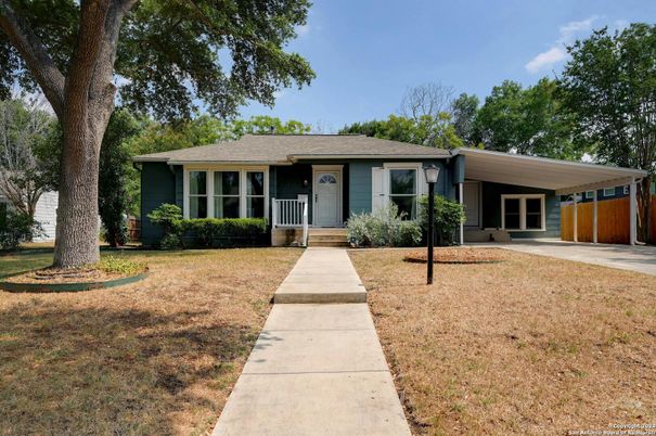 Exterior, Facade, Ranch