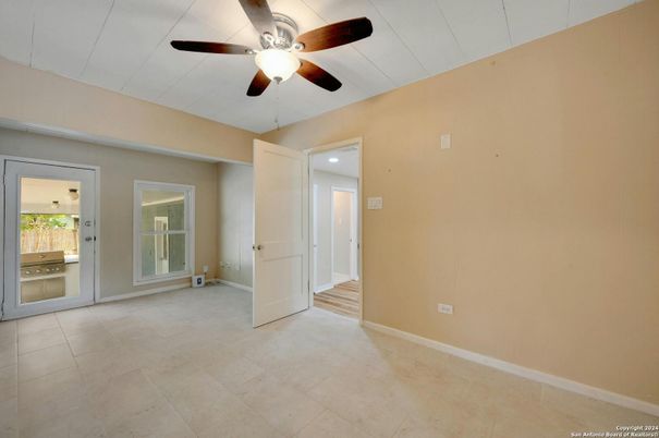 Empty room, Interior