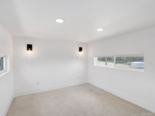 Empty room, Interior, Recessed Lighting