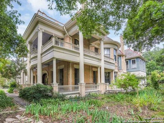 Exterior, Facade, Queen Anne Victorian