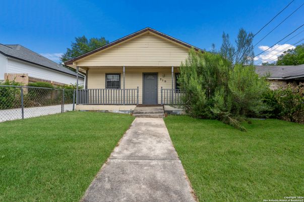Backyard, Exterior, Facade, Ranch