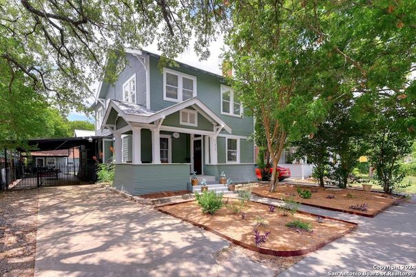 Exterior, Facade, Queen Anne Victorian