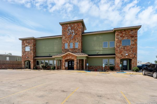 Exterior, Facade, Modern