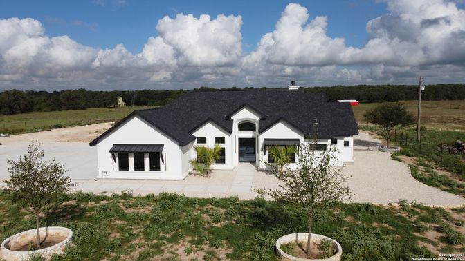 Exterior, Facade, Ranch