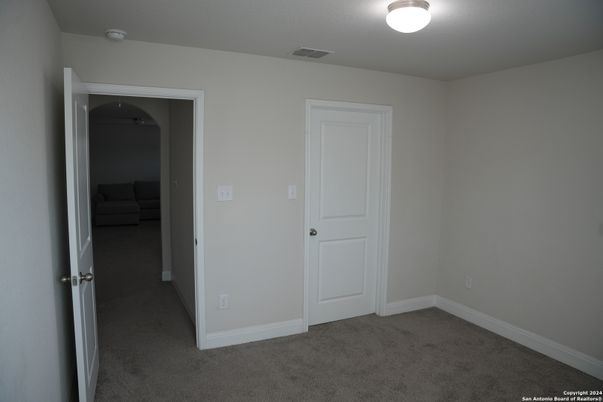 Empty room, Interior