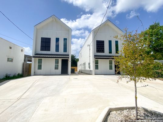 Exterior, Facade, Farmhouse