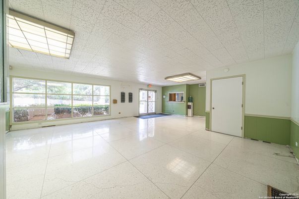 Empty room, Interior