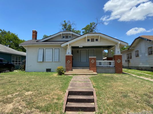 Exterior, Facade, Split Level