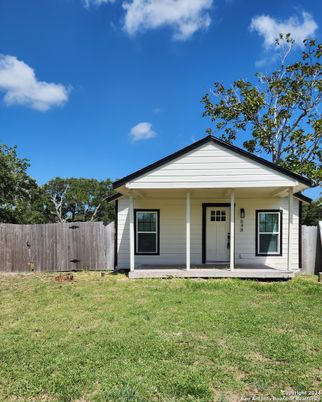Backyard, Exterior, Facade, Ranch